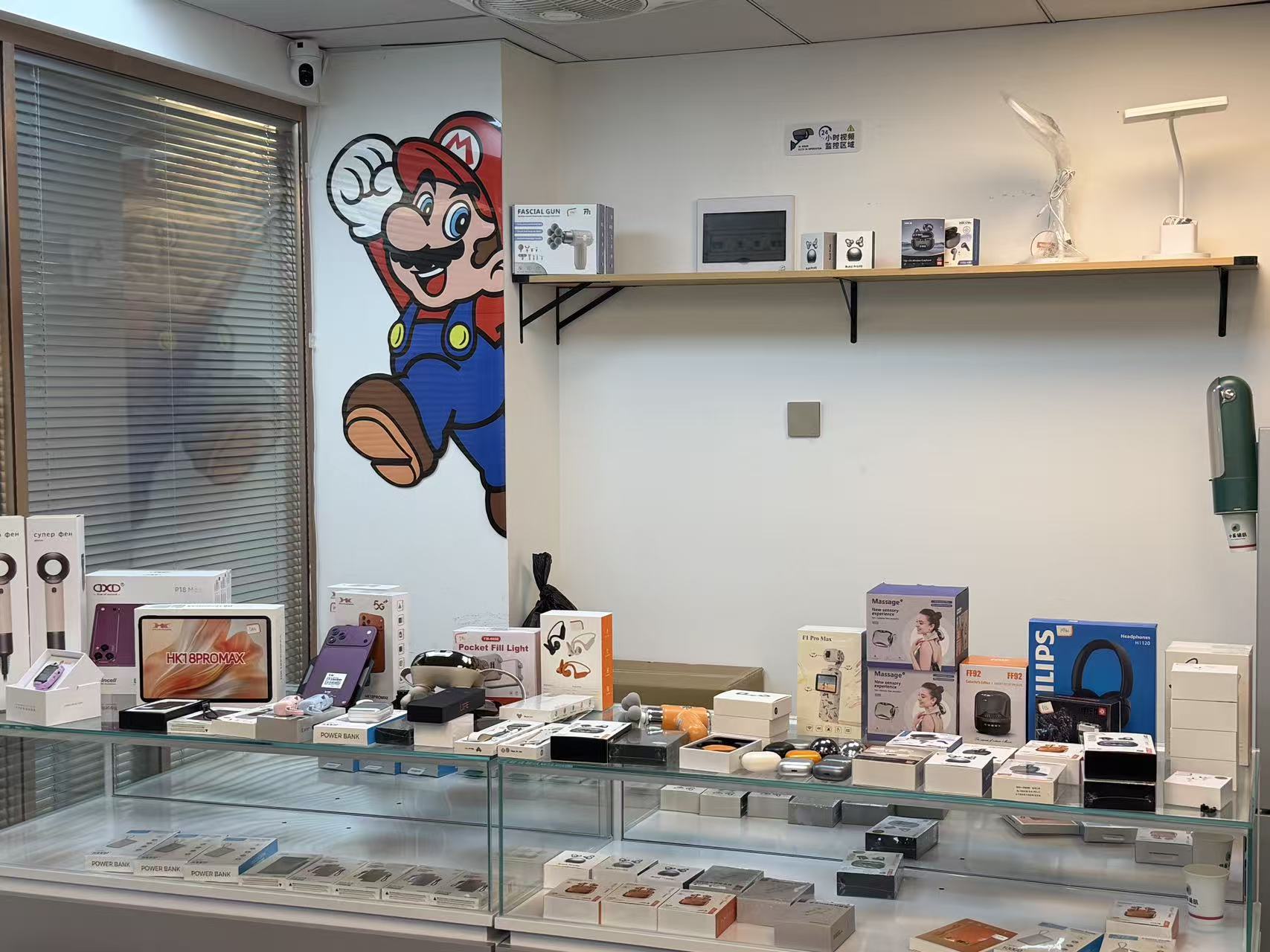 小奚通訊店內櫃台與商品展示